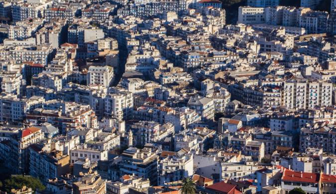 Vista panorâmica da cidade de Argel, com suas paisagens deslumbrantes e arquitetura histórica, incluindo a bandeira da Argélia 🇩🇿