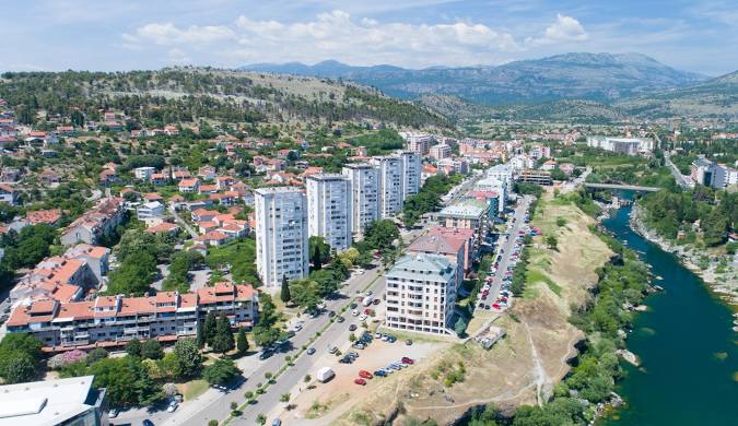 Podgorica é a capital de Montenegro, uma cidade que combina a história antiga com a modernidade, oferecendo um destino único para quem deseja explorar o coração dos Balcãs. Neste artigo, destacamos 10 motivos imperdíveis para visitar Podgorica, desde suas ruínas romanas até a sua vibrante vida noturna.