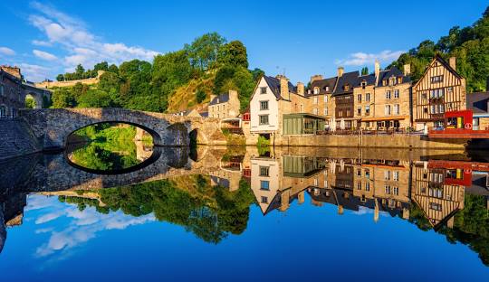Descubra o charme medieval de Dinan, na França, com suas construções históricas, pontes de pedra e um reflexo perfeito sobre o rio Rance. Um destino encantador para quem busca beleza e história.