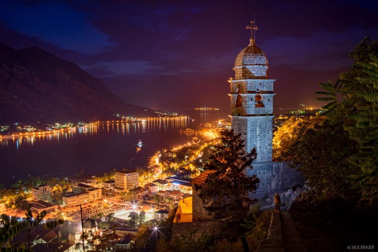 Kotor, a joia escondida de Montenegro! Cercada por montanhas imponentes e banhada pela deslumbrante Baía de Kotor, essa cidade medieval encanta com sua arquitetura e paisagens inesquecíveis.