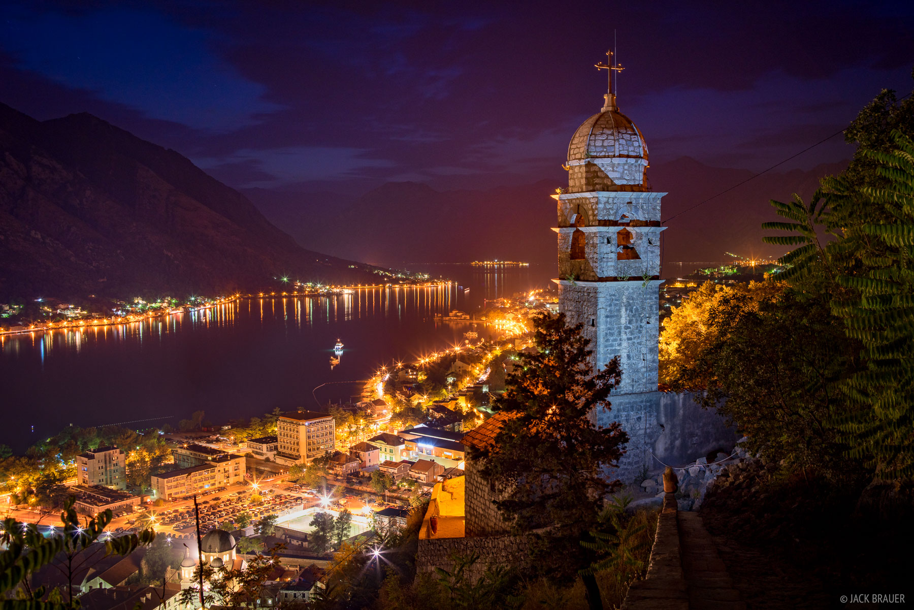 Kotor, a joia escondida de Montenegro! Cercada por montanhas imponentes e banhada pela deslumbrante Baía de Kotor, essa cidade medieval encanta com sua arquitetura e paisagens inesquecíveis.