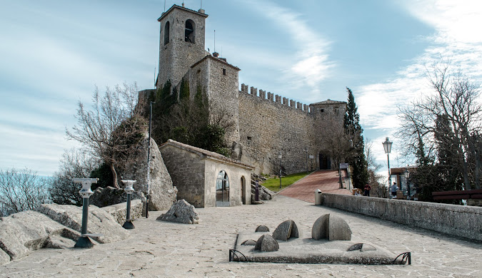 A Torre Guaita, em San Marino, é um dos ícones medievais mais bem preservados da Europa. Com vistas deslumbrantes do Monte Titano, é um destino imperdível para os amantes de história! 🏰✨